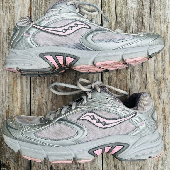 Saucony Shoes - Saucony Women's Athletic Shoes in Gray and Pink size 7.5